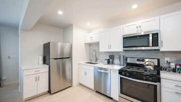 Køleskab, mikrobølgeovn, ovn, kogeplade