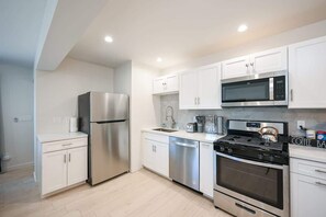 Jääkaappi, mikroaaltouuni, uuni, liesi