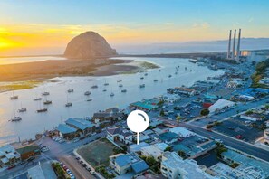 在海灘附近、沙灘巾