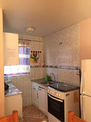Apartamento família, 2 quartos | Cozinha privada | Geladeira, fogão, talheres/pratos/utensílios de cozinha