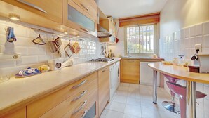 Coffee/tea maker, fridge, microwave, oven - comfortable 3 bedroom, superb south terrace (Cannes)