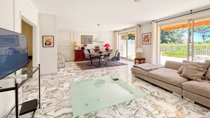 TV - comfortable 3 bedroom, superb south terrace (Cannes)