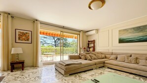 TV - comfortable 3 bedroom, superb south terrace (Cannes)