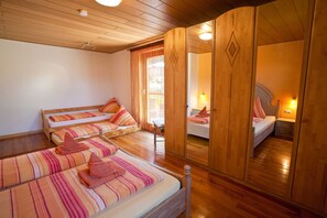 6 bedrooms, iron/ironing board, free WiFi, bed sheets - Holiday Home in Allgäu with Whirlpool and Wi-Fi (Weiler im Allgäu)