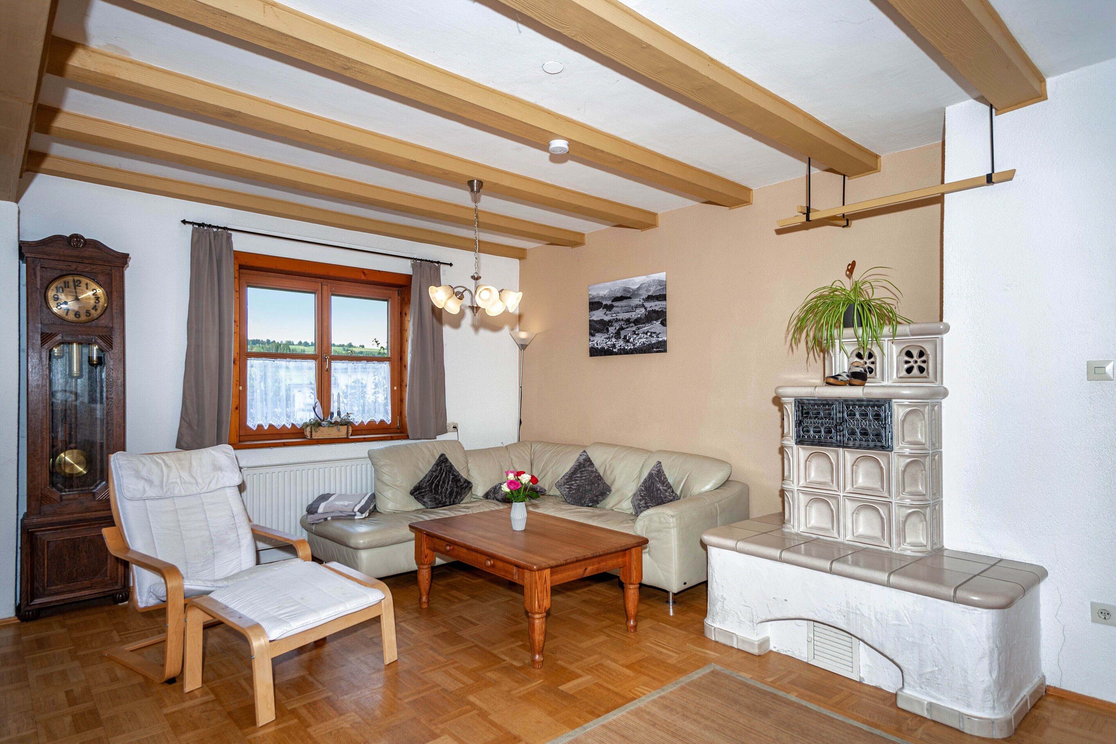 Televisio, videopelejä, pöytätennispöytä, stereot