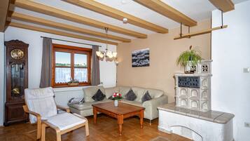 Televisio, videopelejä, pöytätennispöytä, stereot