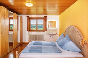 4 bedrooms, iron/ironing board, free WiFi, bed sheets