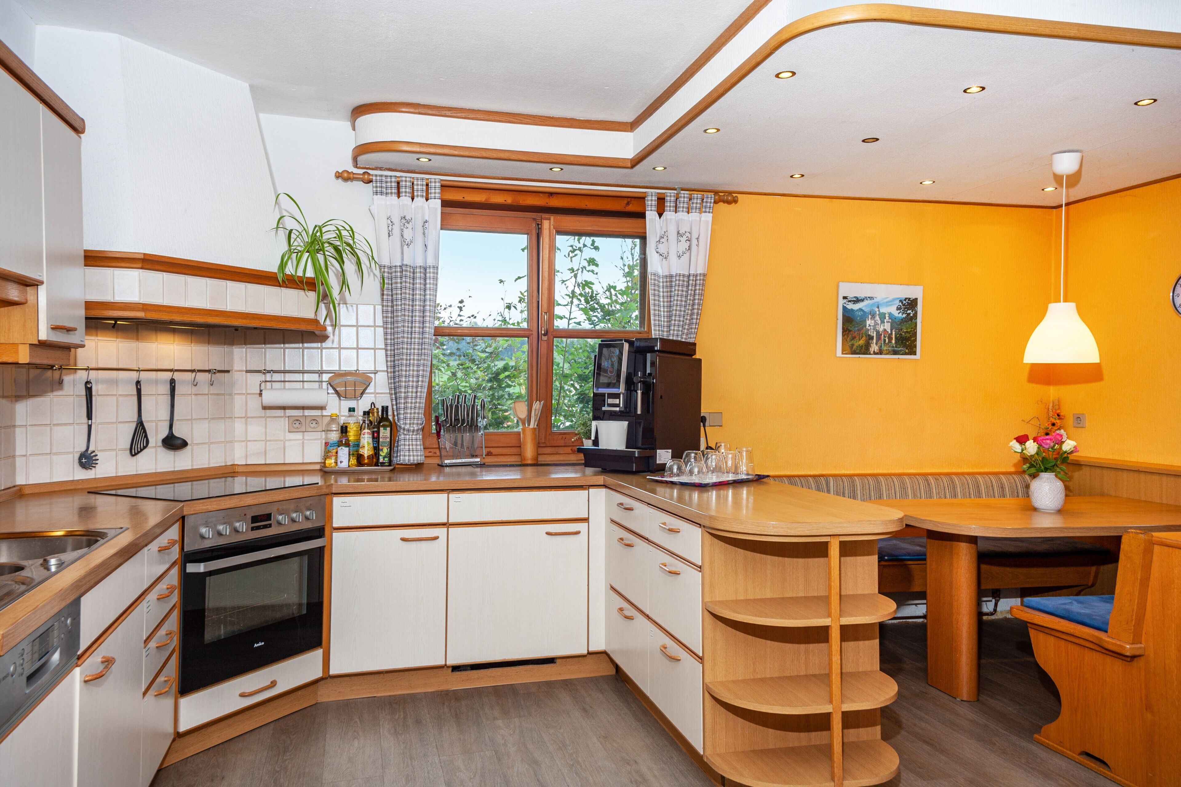 冷蔵庫、電子レンジ、オーブン、コンロ