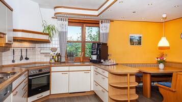 Een koelkast, een magnetron, een oven, een kookplaat