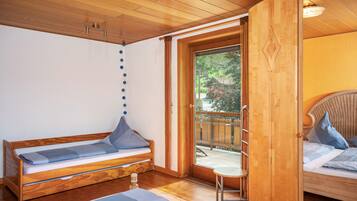 4 makuuhuonetta, silitysrauta/-lauta, ilmainen Wi-Fi, vuodevaatteet