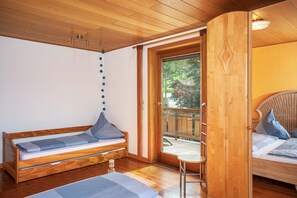 4 bedrooms, iron/ironing board, free WiFi, bed sheets