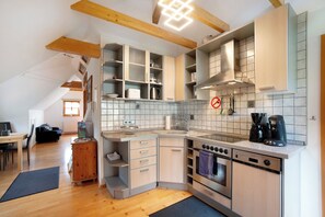 Frigorifero, microonde, forno, piano cottura