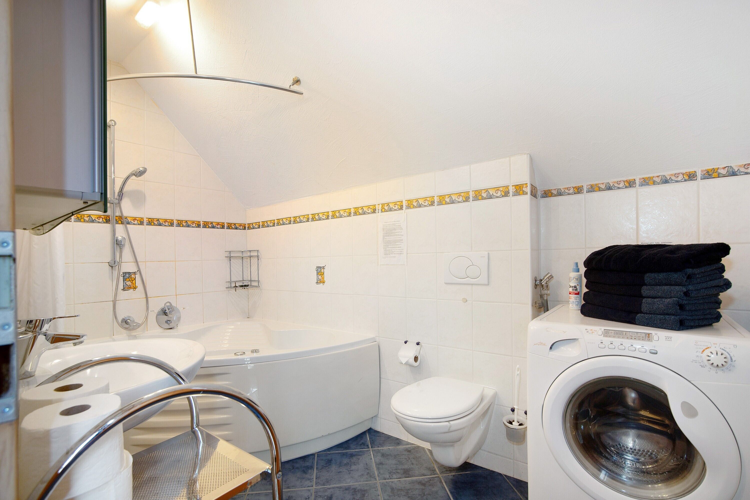 Kylpyamme, ilmaiset hygieniatuotteet, hiustenkuivaaja, pyyhkeet