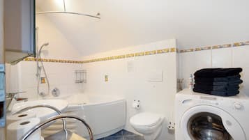 Kylpyamme, ilmaiset hygieniatuotteet, hiustenkuivaaja, pyyhkeet