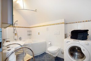 Badekar, gratis toiletartikler, hårtørrer, håndklæder