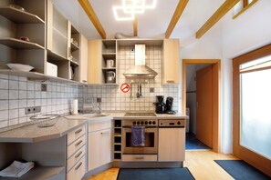 Fridge, microwave, oven, stovetop - 'Ferienhaus im Allgäu - Small Apartment' with Whirlpool & Wi-Fi (Weiler im Allgäu)