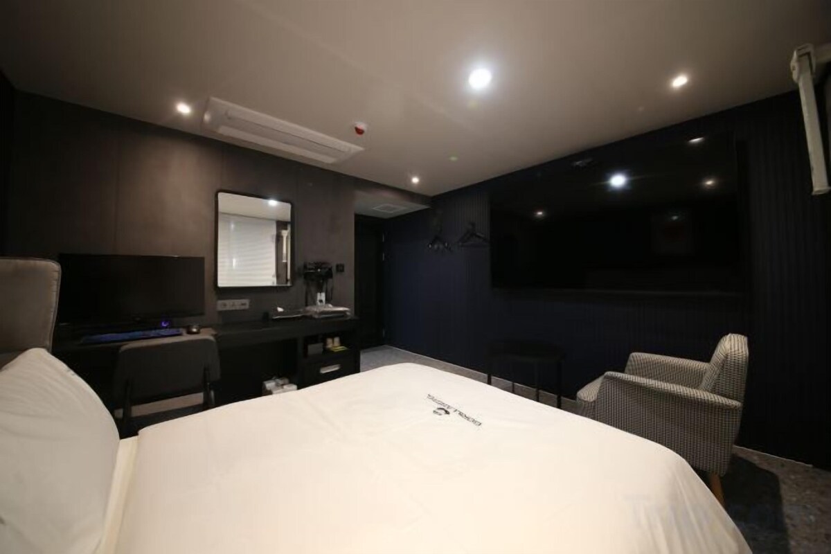 Superior Cinema Gaming 1PC Room