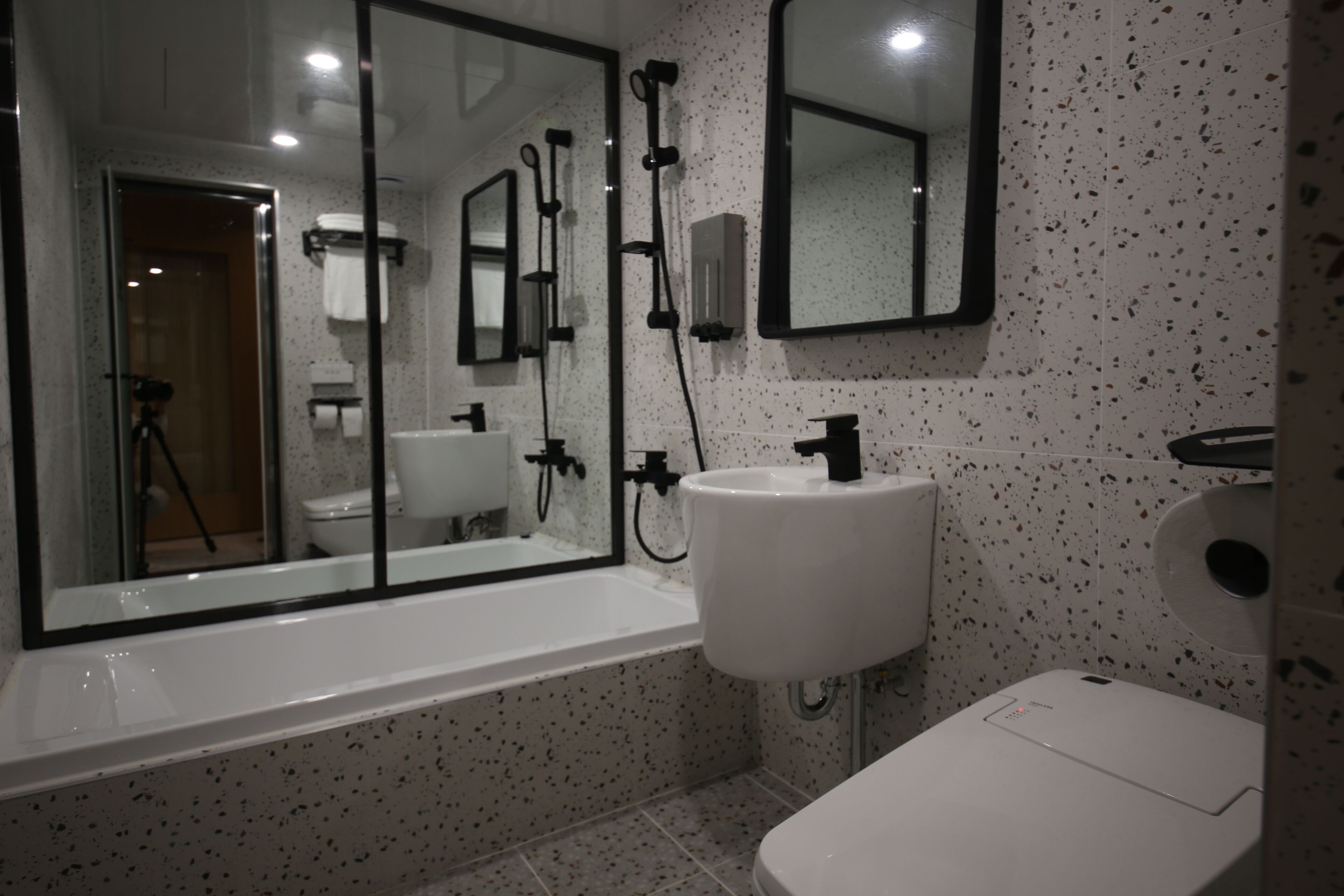 Signature tweepersoonskamer | Badkamer | Designer toiletartikelen, een haardroger, badjassen, pantoffels