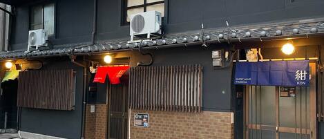 Vista frontal de la propiedad