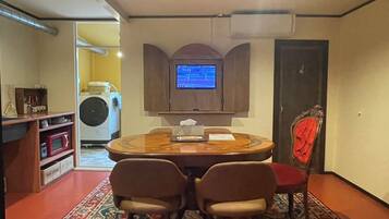 Deluxe House | Dining room