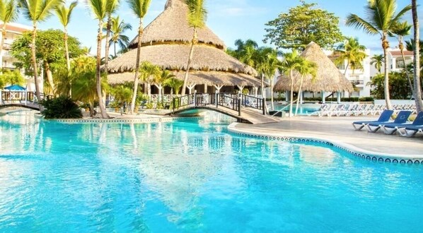 4 piscines extérieures
