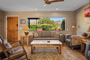 Smart-tv, een open haard en een tafeltennistafel