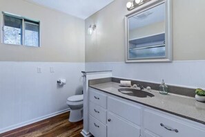 Regadera, toallas, shampoo 