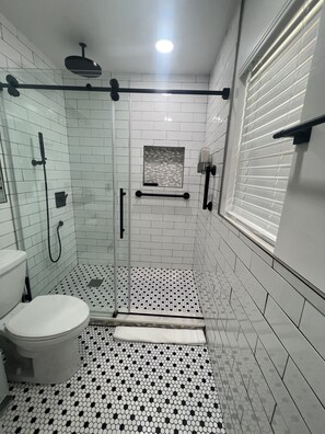 Regadera, secadora de cabello, toallas, jabón