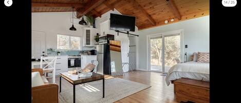 1 habitación, tabla de planchar con plancha y cuna de viaje