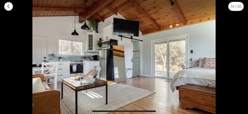 Modern Cabin with Private Jacuzzi - Casa de Manzanita