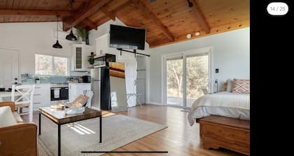 Modern Cabin with Private Jacuzzi - Casa de Manzanita