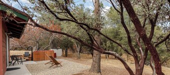 Modern Cabin with Private Jacuzzi - Casa de Manzanita