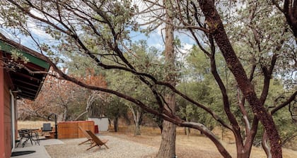 Modern Cabin with Private Jacuzzi - Casa de Manzanita