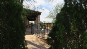 Un chemin menant à un bâtiment doté d’un patio couvert.
