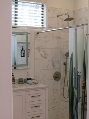 Douche, sèche-cheveux, serviettes fournies, savon