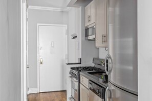 Frigorífico, microondas, horno y placa de cocina