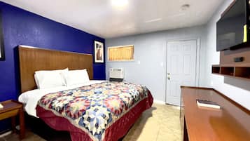 Escritorio, wifi gratis y ropa de cama