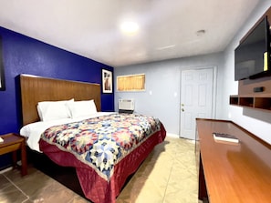 Quarto standard | Escrivaninha, Wi-Fi de cortesia, roupa de cama