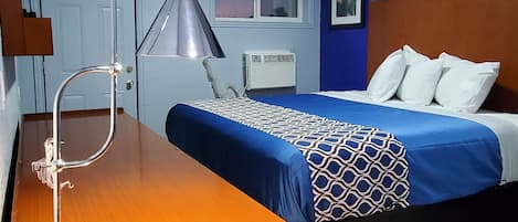 Escritorio, wifi gratis y ropa de cama