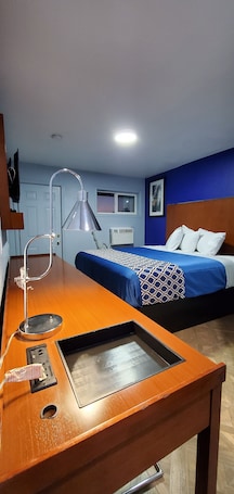 Standard Room | Desk, free WiFi, bed sheets. Golden Inn