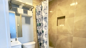 Ein Badezimmer mit Toilette, Waschbecken und Badewanne.