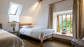 2 bedrooms, iron/ironing board, travel crib, free WiFi - Spring Barn, Chipping Norton - sleeps 4 guests  in 2 bedrooms (Great Rollright)