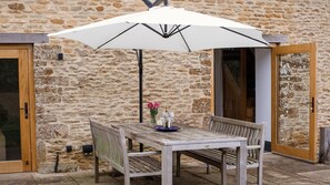 Outdoor dining - Spring Barn, Chipping Norton - sleeps 4 guests  in 2 bedrooms (Great Rollright)