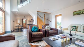 TV, fireplace, books - Spring Barn, Chipping Norton - sleeps 4 guests  in 2 bedrooms (Great Rollright)