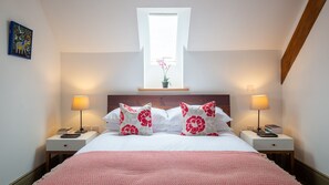 2 bedrooms, iron/ironing board, travel cot, free WiFi - Spring Barn, Chipping Norton - sleeps 4 guests  in 2 bedrooms (Great Rollright)