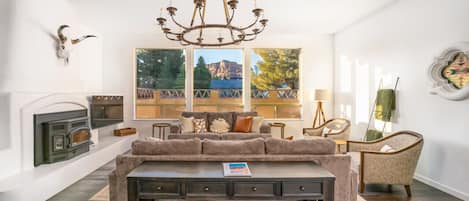 Smart TV, fireplace