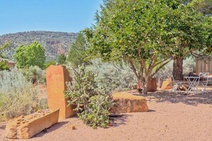 Outdoor dining - Prickly Pear Paradise - Pet-Friendly, Firepit, Hike, Golf (Sedona)
