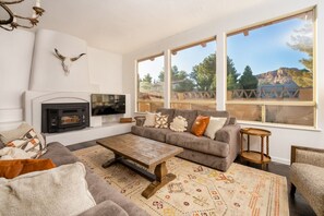 Smart TV, fireplace