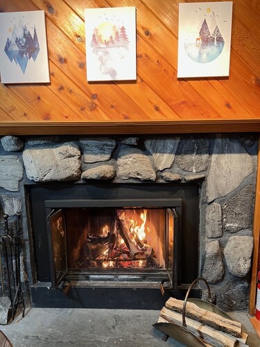 Slopeside Condo with indoor fireplace