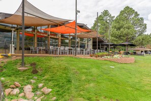 Outdoor dining - Flagstaff Bogey Inn! A-Frame cabin Golf Course Lot (Flagstaff)